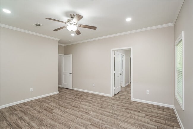Building Photo - 9330 Crestview Dr