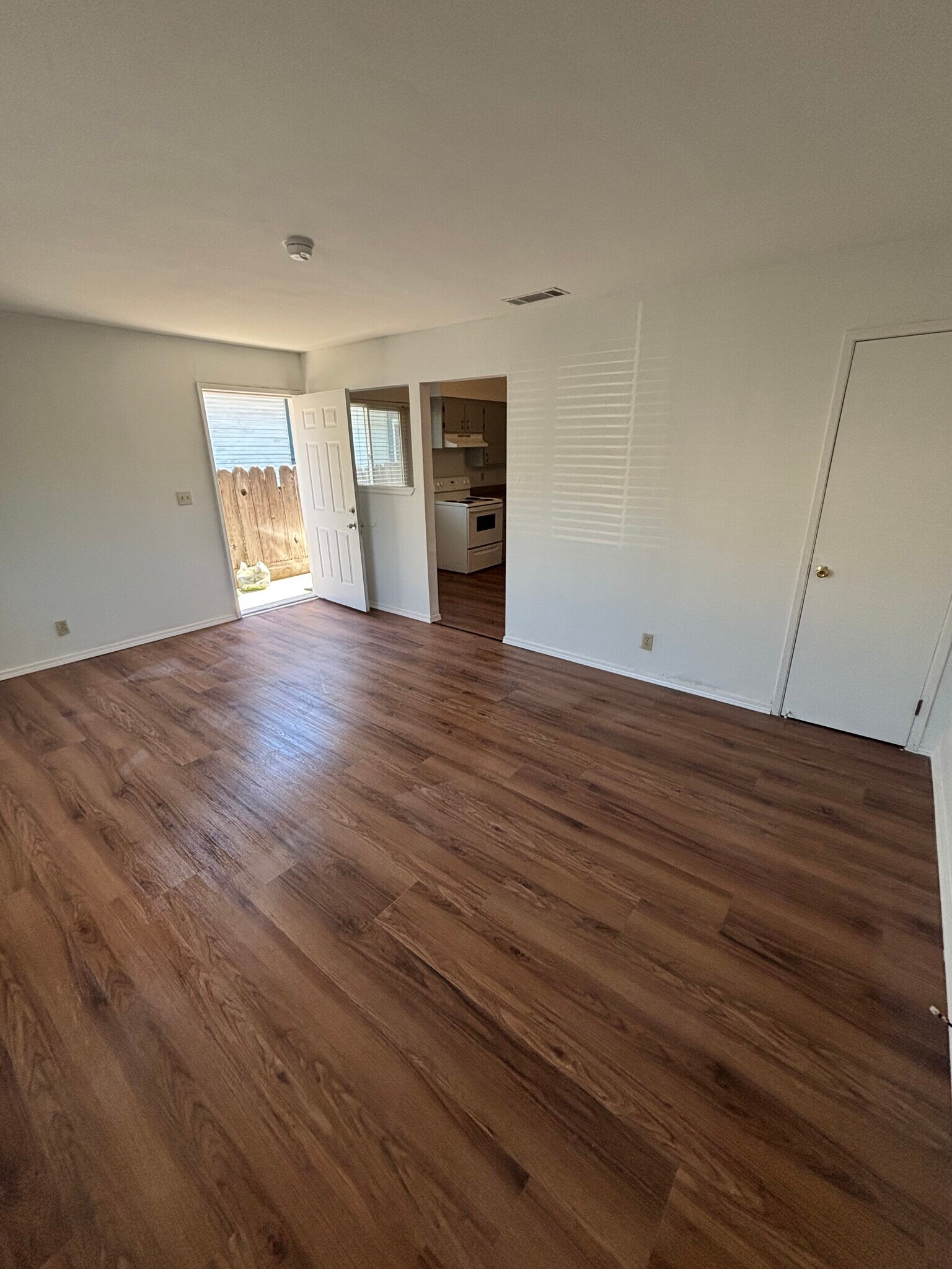 Building Photo - 226 W 20th St