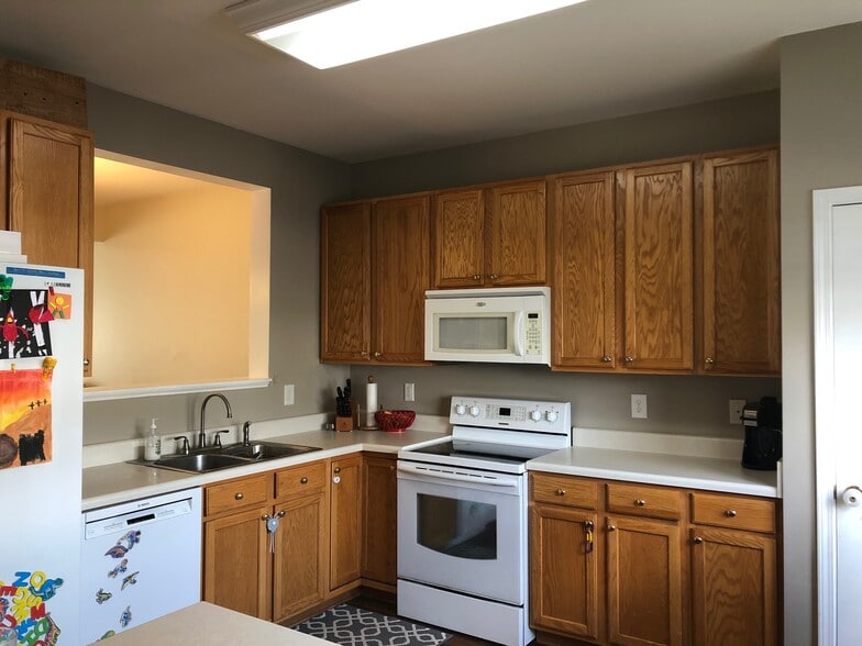 Building Photo - 121 Watertree Ln