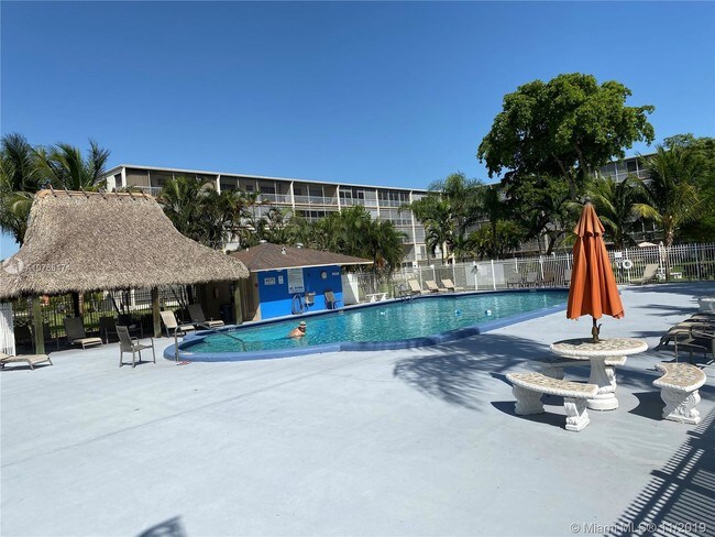 Building Photo - 950 Hillcrest Dr