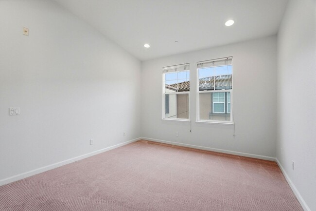 Building Photo - Spacious 2BR/2BA End-Unit Condo for rent in Warm Springs – Montebello Community