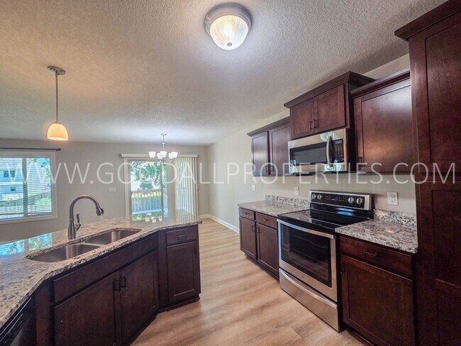 Building Photo - 885 Northview Dr