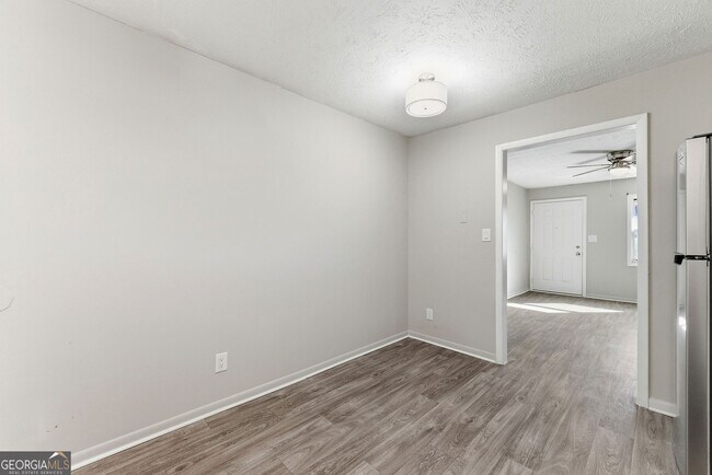 Building Photo - 558 College St