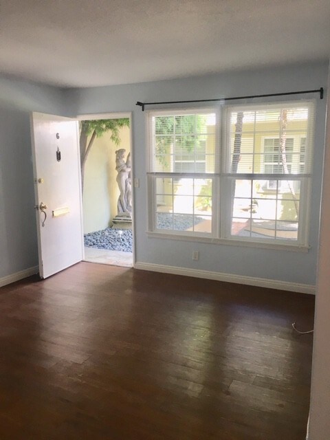 living room - 4435 E Ocean Blvd