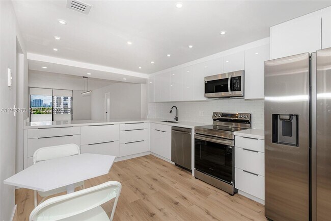 Building Photo - 2500 Parkview Dr