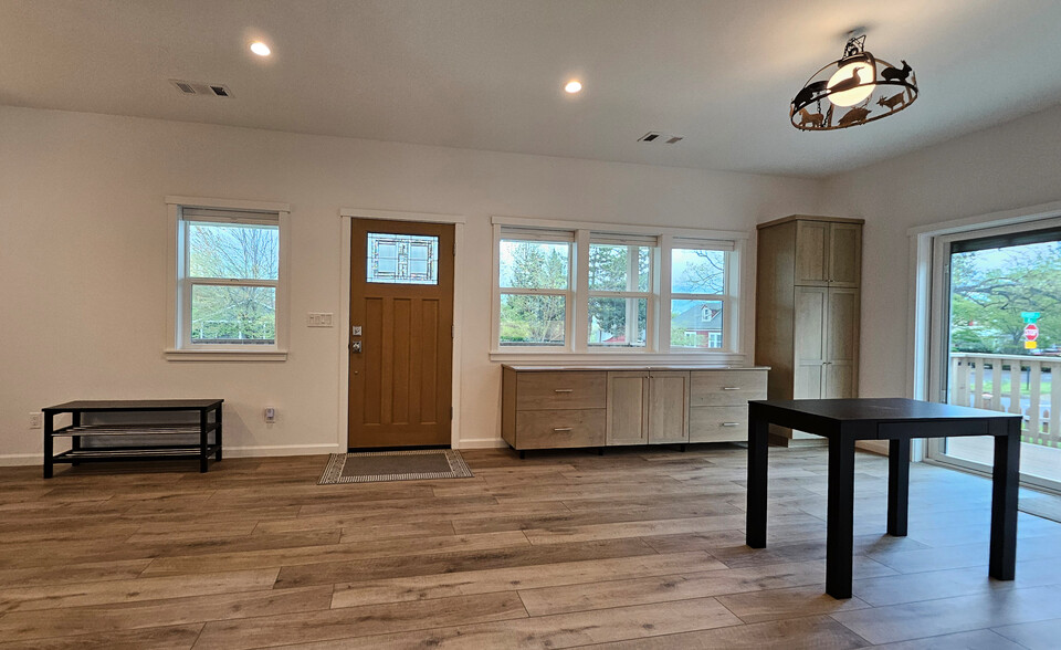 Living/dining room - 882 B St