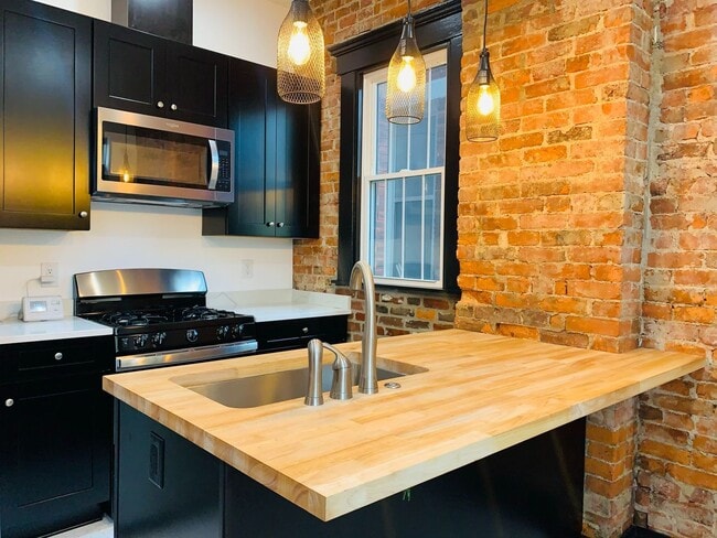 Building Photo - Spacious 3 bedroom duplex near Franklin Park