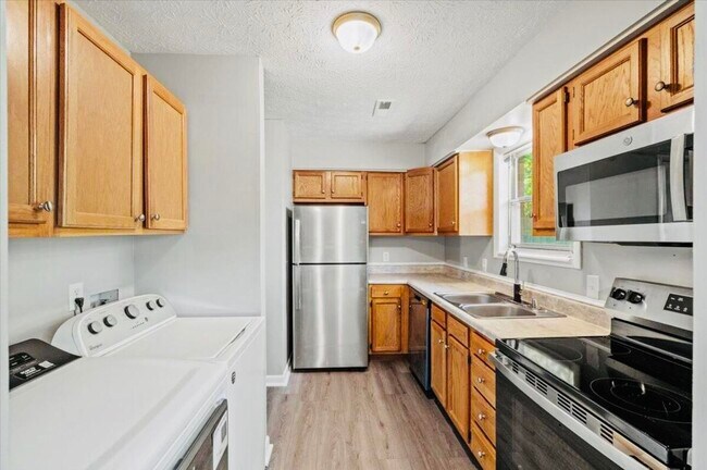 Building Photo - 3500 Warwick Dr