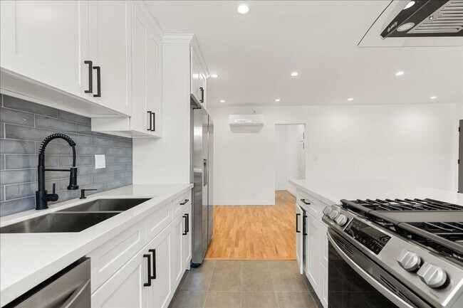 Building Photo - 652 Hayworth Ave