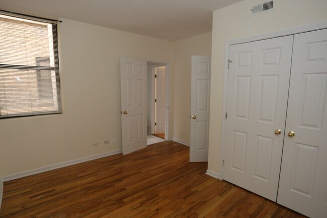 Building Photo - 922 W Dakin St