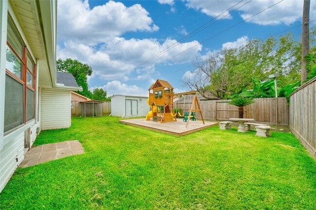 Building Photo - 1323 Oakengates Dr