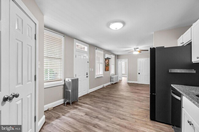 Building Photo - 15 E 4th St