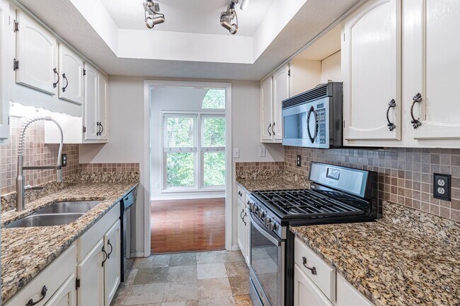 Building Photo - Welcome to this charming 2 bedroom, 2 bath...