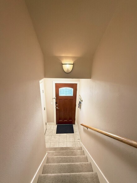 Building Photo - 13420 Lyndhurst St