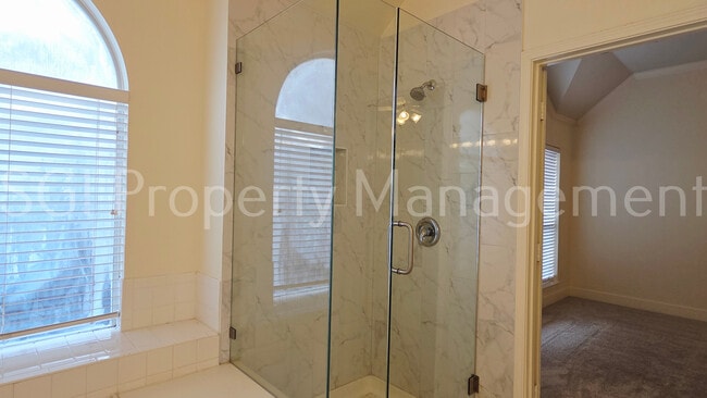 Building Photo - 1304 Hillcrest Dr