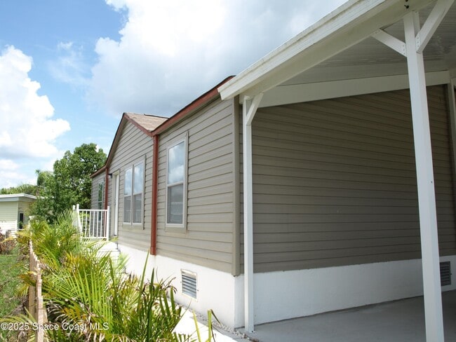 Building Photo - 709 Lark Dr