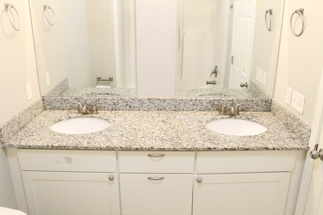 Building Photo - 5007 SW Fieldstone Blvd