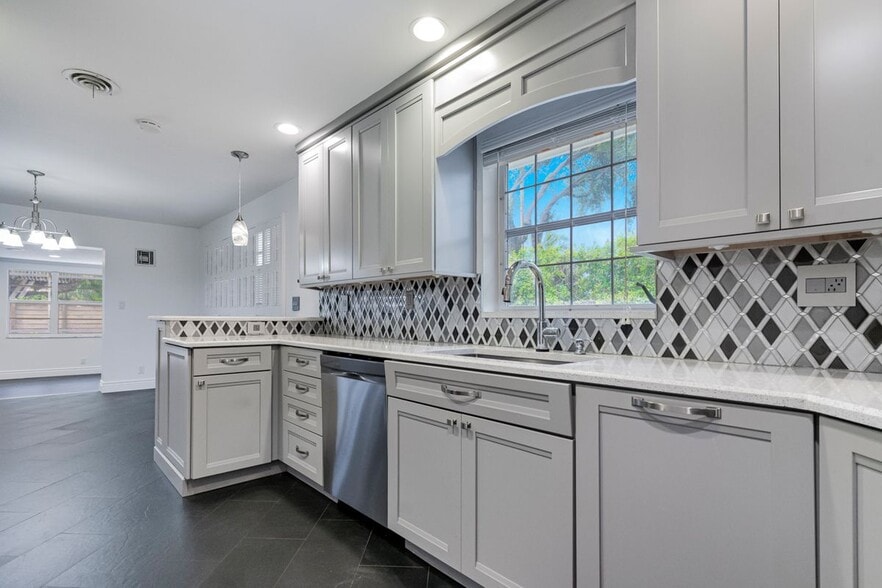 Building Photo - 276 SW 7th Ave