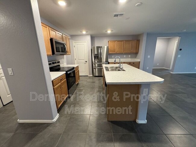 Building Photo - 1633 W Pinkley Ct