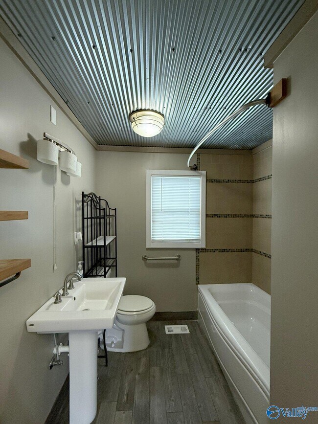 Building Photo - 1507 McCullough Ave NE