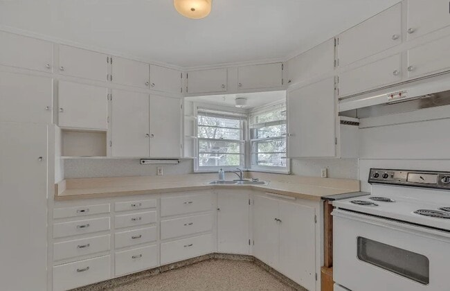 Building Photo - Private 1 bedroom