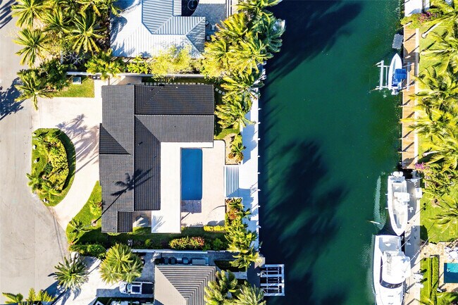 Building Photo - 2443 NE 26th St