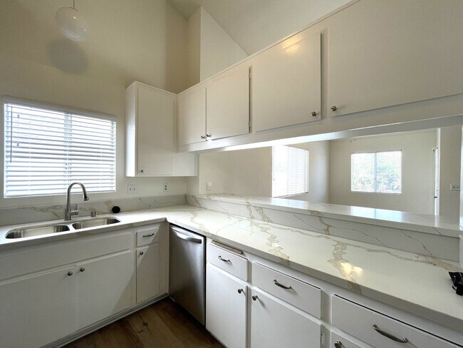 Primary Photo - 1158 Cypress Ave