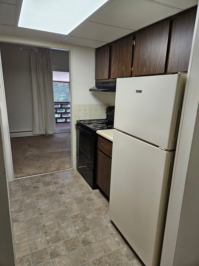 G34 Kitchen Entry Side - Lake Club Apartments
