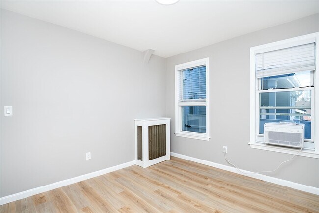 Building Photo - 15-17 Saunders St