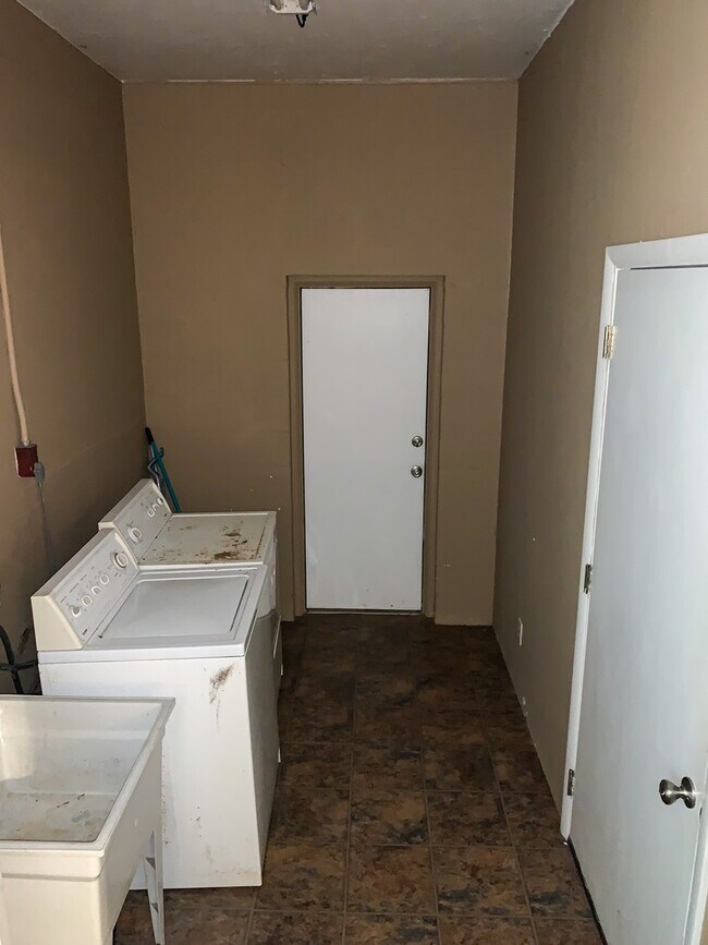 Building Photo - 3/2 House Walking Distance to UF & Law Sch...