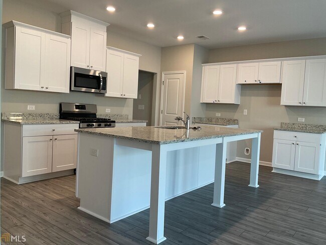 Building Photo - 2066 Pine Tree Dr