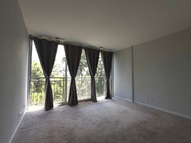 Building Photo - 5820 Oakwood Dr