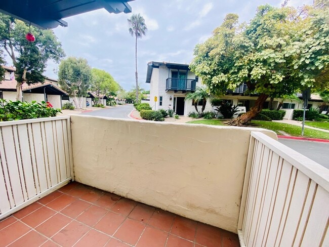 Building Photo - Spacious 2-Story Townhome near the Beach!