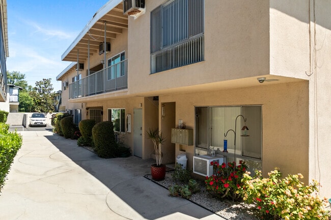 Building Photo - 4840 Van Noord Ave