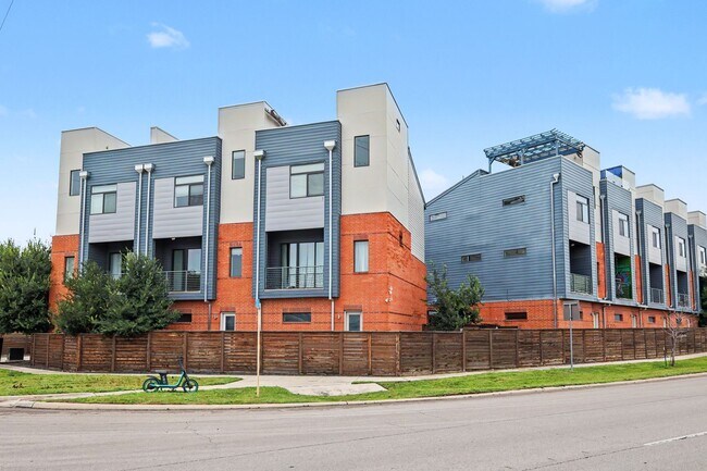 Building Photo - 4 Week Free Move-In Incentive! Modern Downtown SA Townhome | Rooftop Balcony, Private Garage & Al...