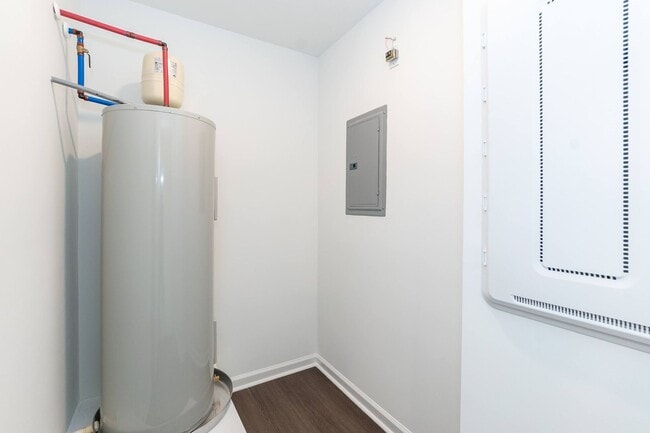 Building Photo - Three Bedroom End Unit Townhome!