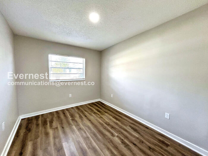 Building Photo - 1308 Melrose Ave S