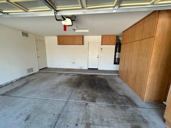 Building Photo - Warm, Inviting 3 Bed / 2bath Home in Canyon Trails with new updated and Flooring!!!
