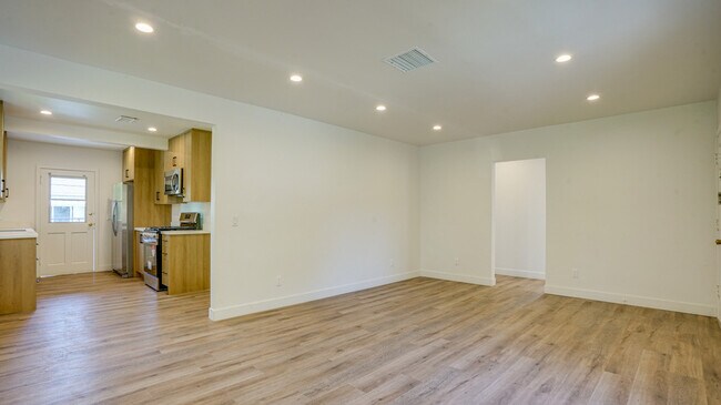 Building Photo - 6114 Saturn St