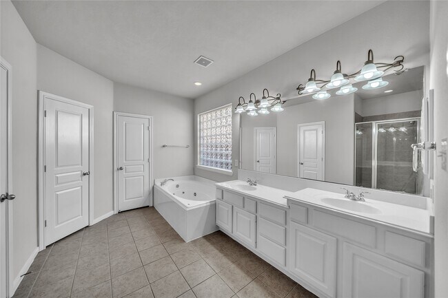 Building Photo - 17426 Memorial Blossom Dr