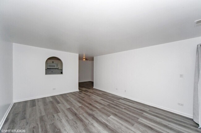 Building Photo - 960 S River Rd