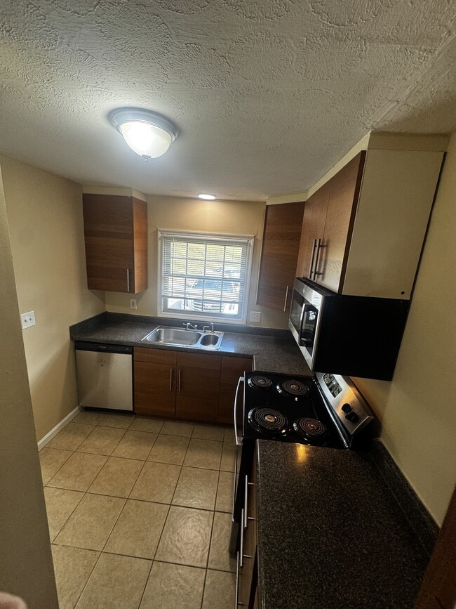 Building Photo - 127 Eaglewood Way