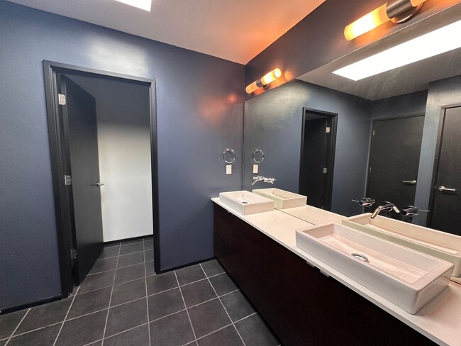 Building Photo - Modern Townhome in Georgetown!  Available ...