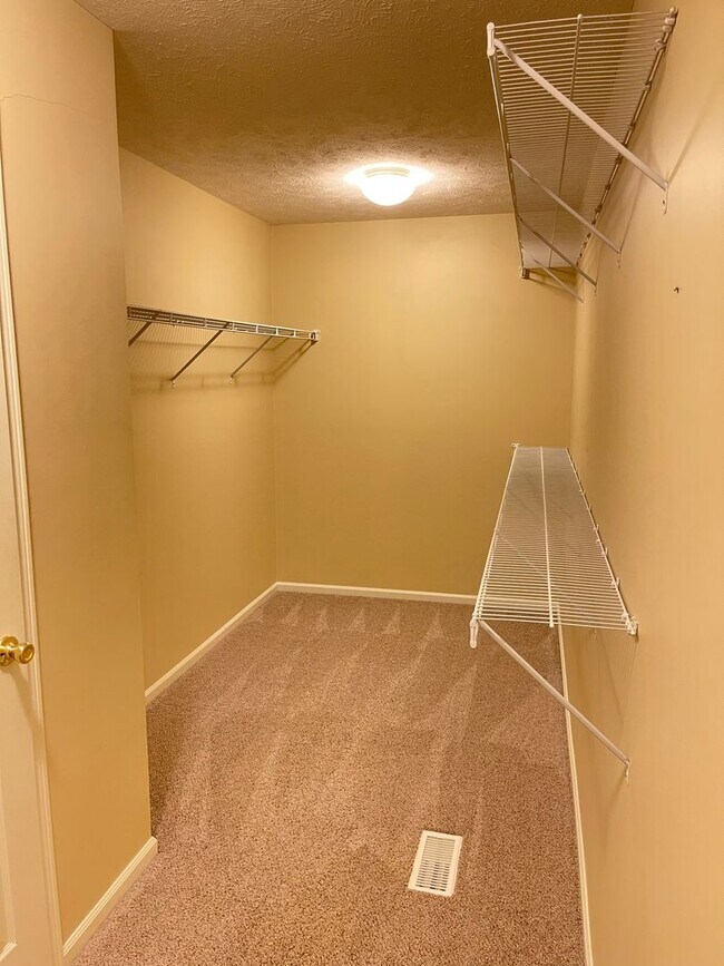 Building Photo - Move-in special. Beautiful 4 bed 2.5 bath 3000+sq ft