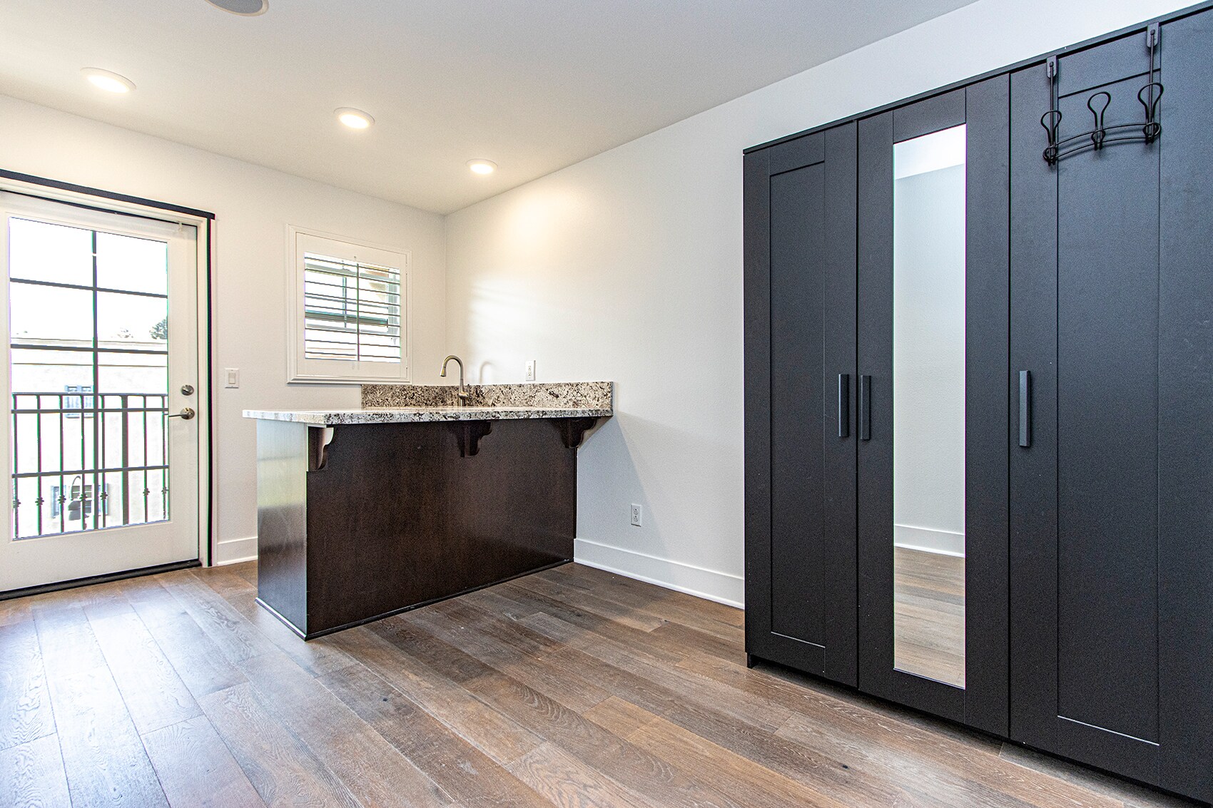 Building Photo - 2400 Torrey Pines Rd