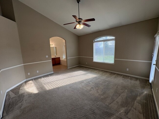 Building Photo - Spacious Tulare Home Available Now!