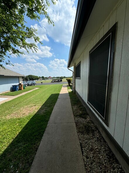Building Photo - 1220 Tartan Ln
