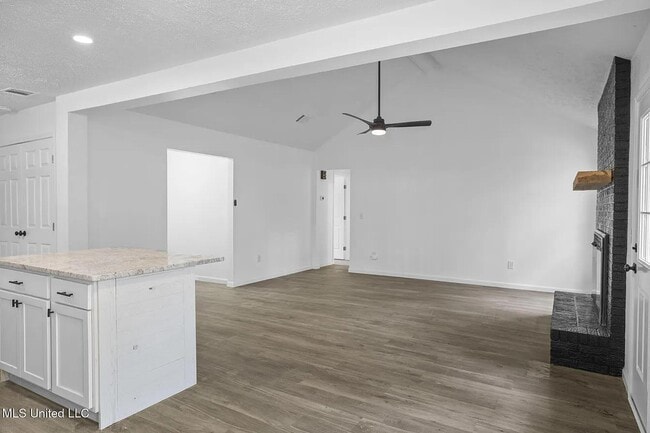 Building Photo - 214 W Lakewood Dr