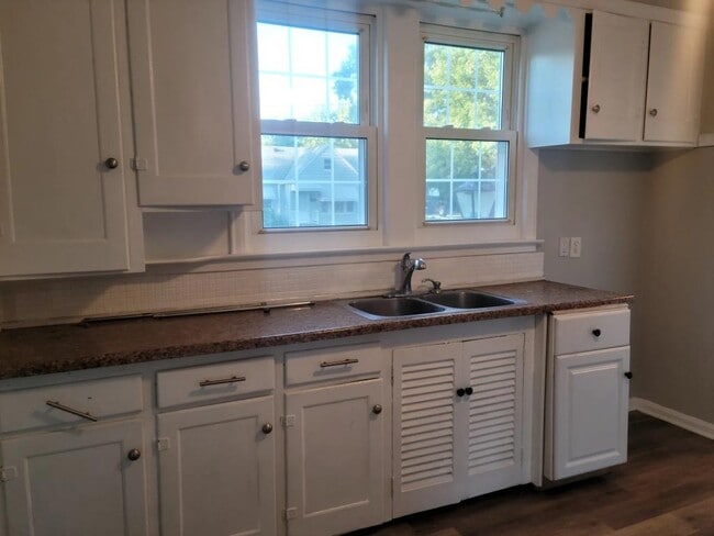 Building Photo - 5331 South Blvd