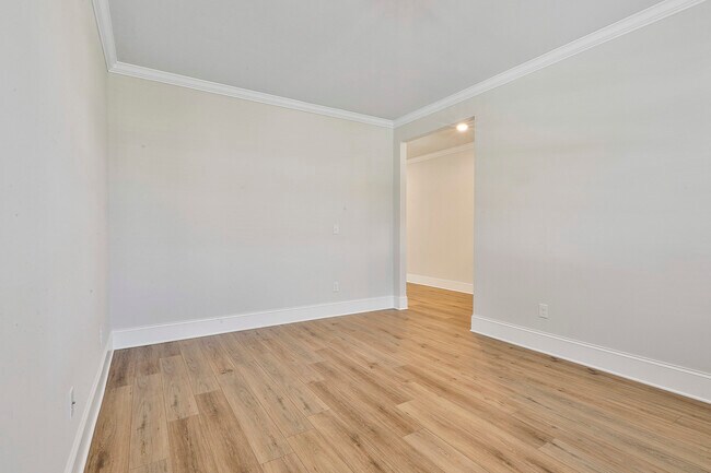 Building Photo - 335 Caledonia Ct